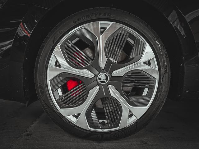 Skoda Octavia RS Combi 2.0 TSI DSG AHK PANO SHZ MATRIX NAVI RFK 
