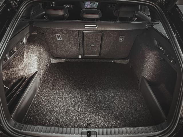 Skoda Octavia RS Combi 2.0 TSI DSG AHK PANO SHZ MATRIX NAVI RFK 
