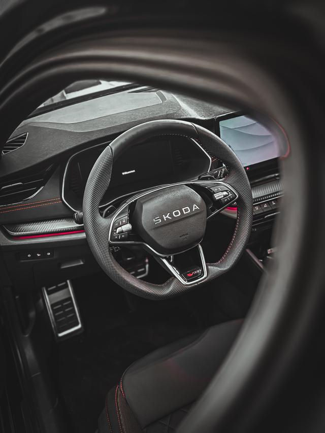 Skoda Octavia RS Combi 2.0 TSI DSG AHK PANO SHZ MATRIX NAVI RFK 