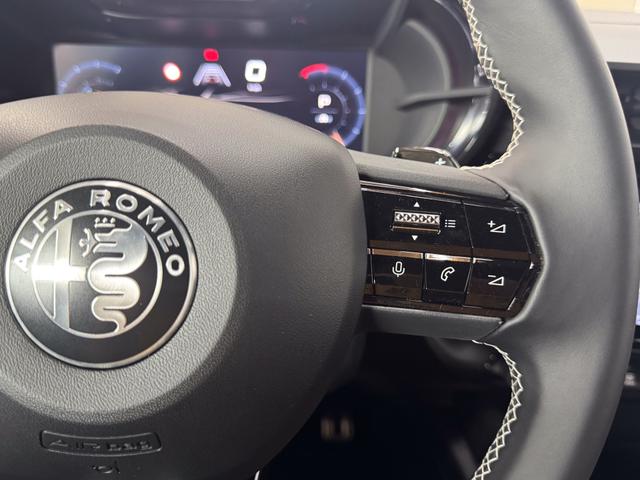 Alfa Romeo Junior SPORT SPECIALE DCT ACC MATRIX NAVI KEYLESS 