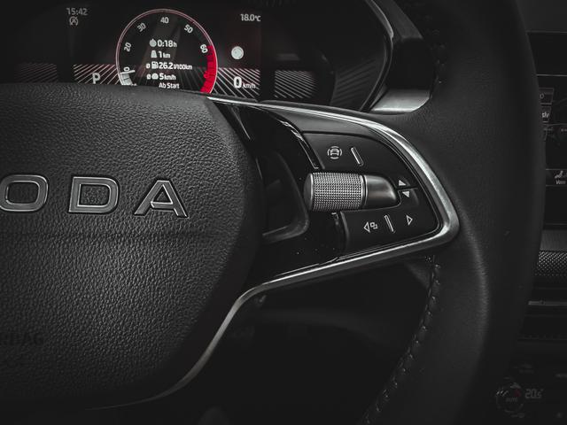 Skoda Fabia SELECTION DSG PDC v+h KLIMAAUTOMATIK 
