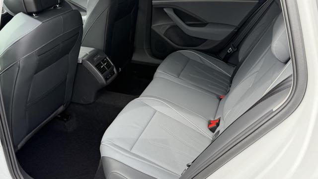 Volkswagen Passat Variant Elegance 1,5 eTSI DSG Leder DCC 