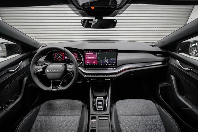 Skoda Octavia Combi Kombi 2,0 TDI DSG Sportline - LAGE -LAG. 