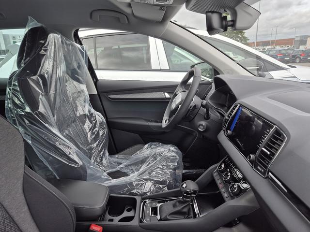 Skoda Karoq Selection 1,5 TSI 110 kW 7-Gang-Doppelkupplungsgetriebe (Reimport DK) Preisvorteil 12.080,-&euro; =24,9% inkl. Matrix-LED, Navi, Kamera, el.-Heckklappe, Travel Assist uvm. 