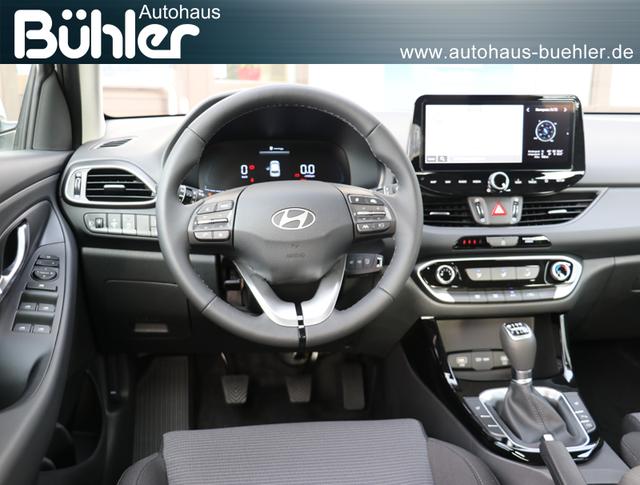 Hyundai i30 Kombi Select - Engine Red