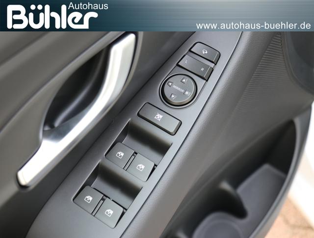 Hyundai i30 Kombi Select - Engine Red