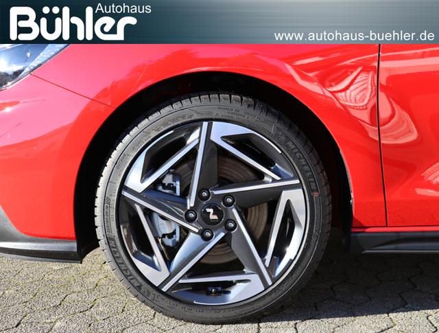 Hyundai i30 N Line - engine red