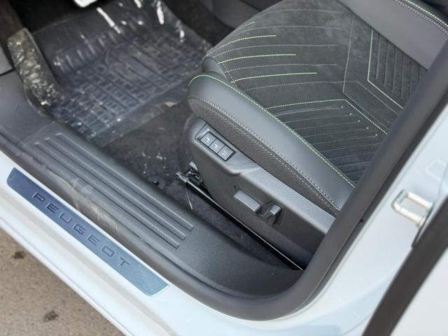 Peugeot 2008 GT HYBRID 145 e-DSC6 *Navi*ACC*Alcantara*SHZ*360°*Keyless*Klimaauto* 