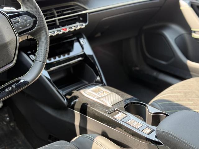 Peugeot 2008 GT HYBRID 145 e-DSC6 *Navi*ACC*Alcantara*SHZ*360°*Keyless*Klimaauto* 