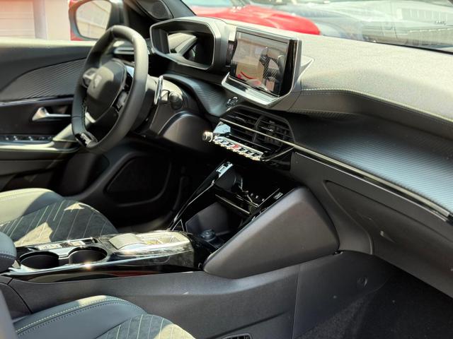 Peugeot 2008 GT HYBRID 145 e-DSC6 *Navi*ACC*Alcantara*SHZ*360°*Keyless*Klimaauto* 