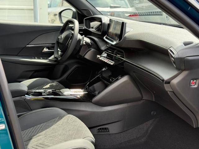 Peugeot 2008 GT HYBRID 145 e-DSC6 *Navi*ACC*Alcantara*SHZ*360°*Keyless*Klimaauto* 