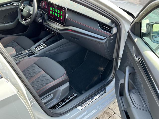 Skoda Octavia Combi RS Kombi 2.0 TSI DSG 265 PS AHK*Panorama*DCC*19"*Android Auto*Navi*SHZ*360&deg;*E-Heck 