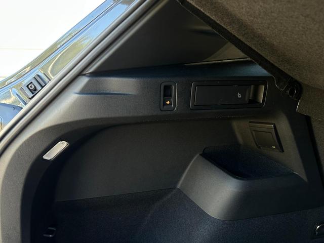 Volkswagen Tiguan R-Line 1.5 eTSI DSG AHK*BlackStyle*ParkAsstPro*360&deg; Kamera*Android Auto*Navi*SHZ*Matrix*HUD 