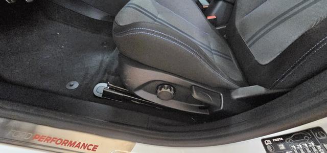 Ford Fiesta 5-Türer 1.5 EcoBoost mit Styling-Paket ST LED Pano 
