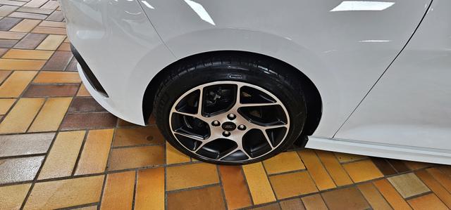Ford Fiesta 5-Türer 1.5 EcoBoost mit Styling-Paket ST LED Pano 