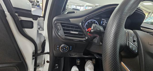 Ford Fiesta 5-Türer 1.5 EcoBoost mit Styling-Paket ST LED Pano 