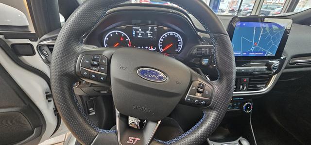 Ford Fiesta 5-Türer 1.5 EcoBoost mit Styling-Paket ST LED Pano 