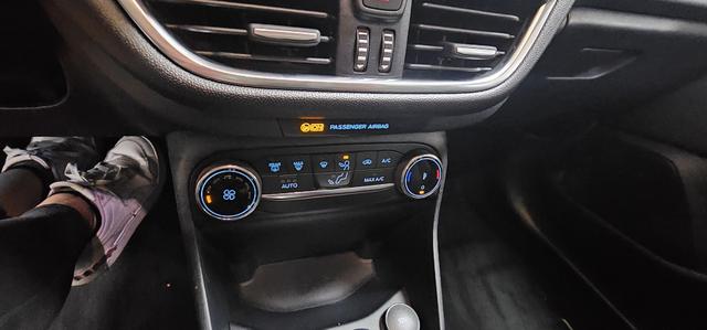 Ford Fiesta 5-Türer 1.5 EcoBoost mit Styling-Paket ST LED Pano 