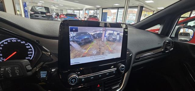 Ford Fiesta 5-Türer 1.5 EcoBoost mit Styling-Paket ST LED Pano 