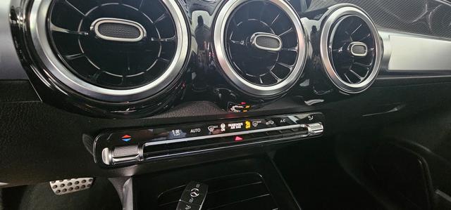 Mercedes-Benz GLB 200 d 8G-DCT AMG Line LED Keyless ACC Leder Camera 