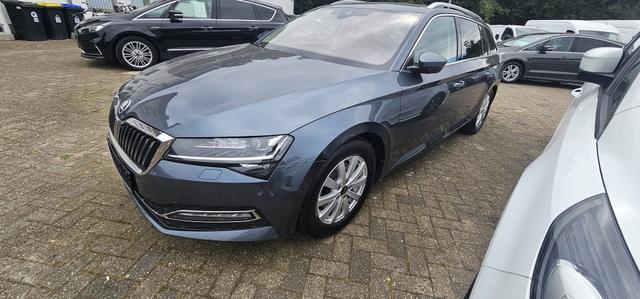 Skoda Superb Combi 2.0 TDI DSG Style ACC Navi Camera Standheizung 