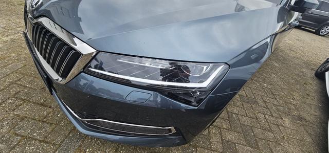 Skoda Superb Combi 2.0 TDI DSG Style ACC Navi Camera Standheizung 