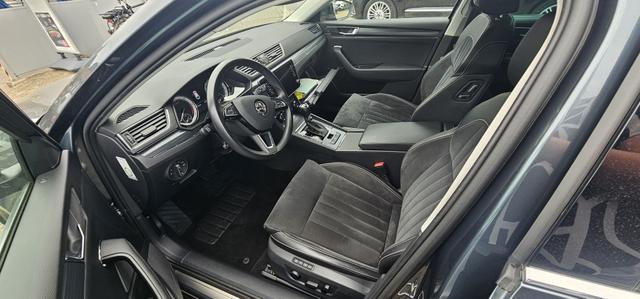 Skoda Superb Combi 2.0 TDI DSG Style ACC Navi Camera Standheizung 