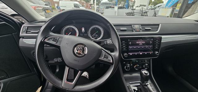 Skoda Superb Combi 2.0 TDI DSG Style ACC Navi Camera Standheizung 