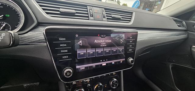 Skoda Superb Combi 2.0 TDI DSG Style ACC Navi Camera Standheizung 
