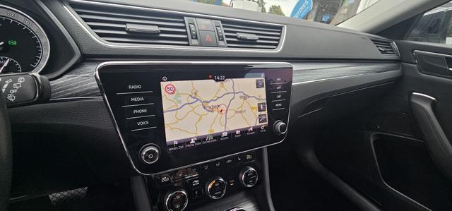 Skoda Superb Combi 2.0 TDI DSG Style ACC Navi Camera Standheizung 