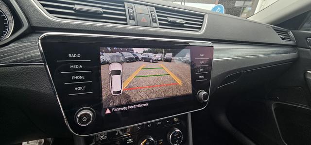 Skoda Superb Combi 2.0 TDI DSG Style ACC Navi Camera Standheizung 