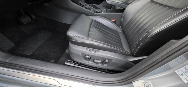 Skoda Superb Combi 2.0 TDI DSG Premium Edition AHK ACC Canton Standheizung 