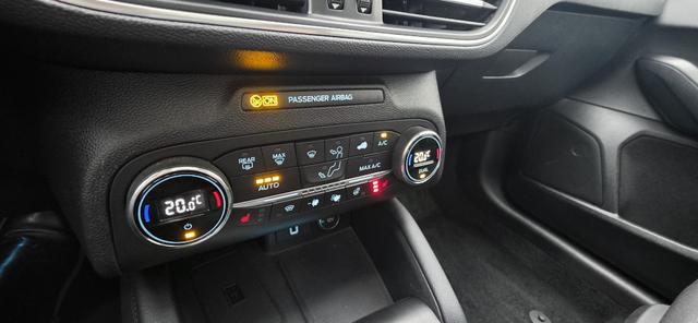 Ford Focus Turnier 2.0 EcoBlue Aut. TITANIUM Pano Camera Standheizung LED 