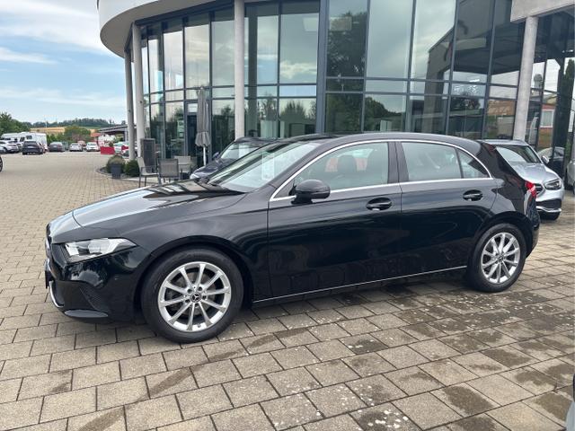 Mercedes-Benz / A-Klasse / Schwarz / / / A 180, AHK, Progressive, Business-Paket, Navi, Apple Car Play, 8 fach bereift