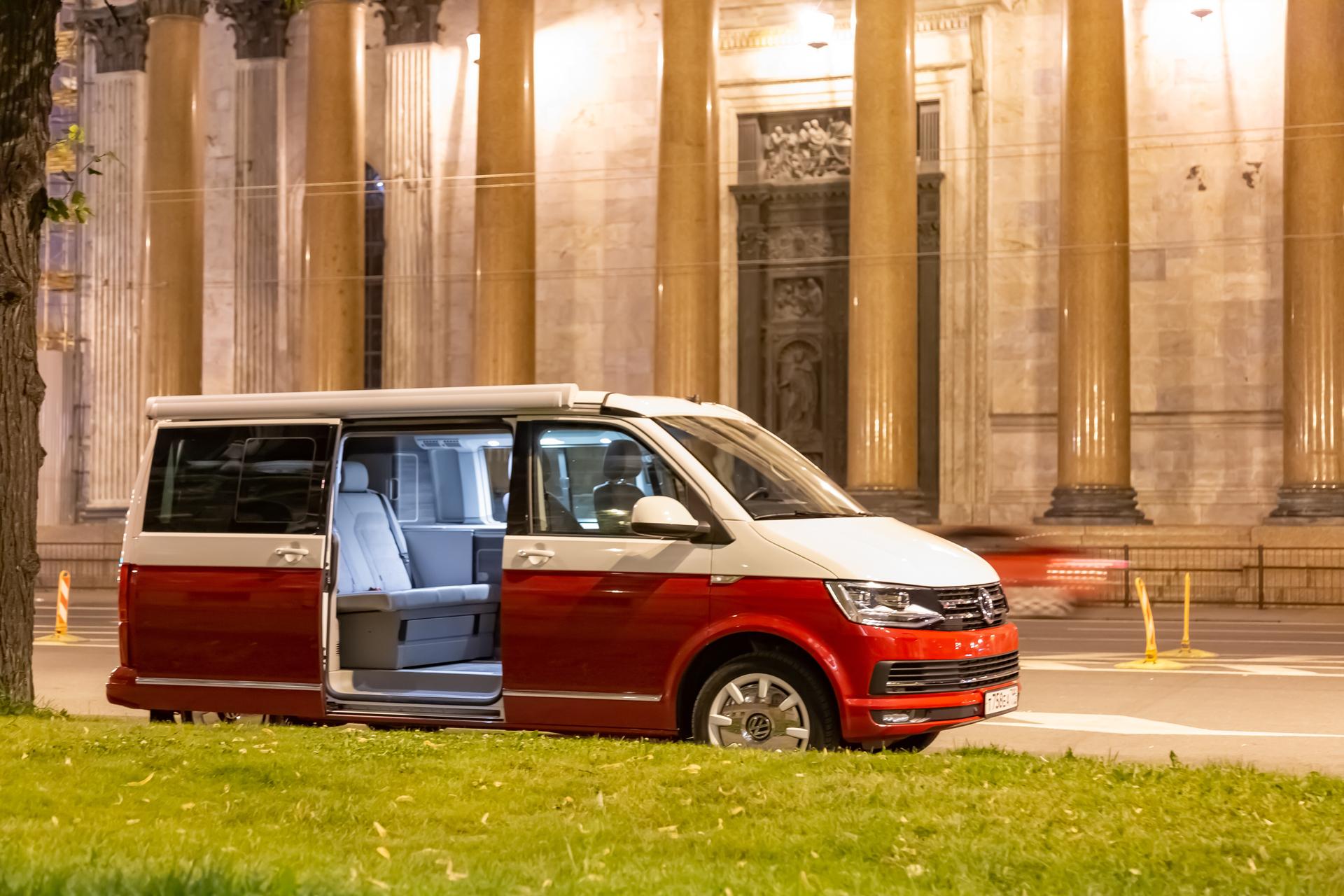 Rot und weiß gefärbt moderne Volkswagen Multivan California Ocean (Transporter T6). Geparkt für die Übernachtung in der Straße gegenüber dem Dom.