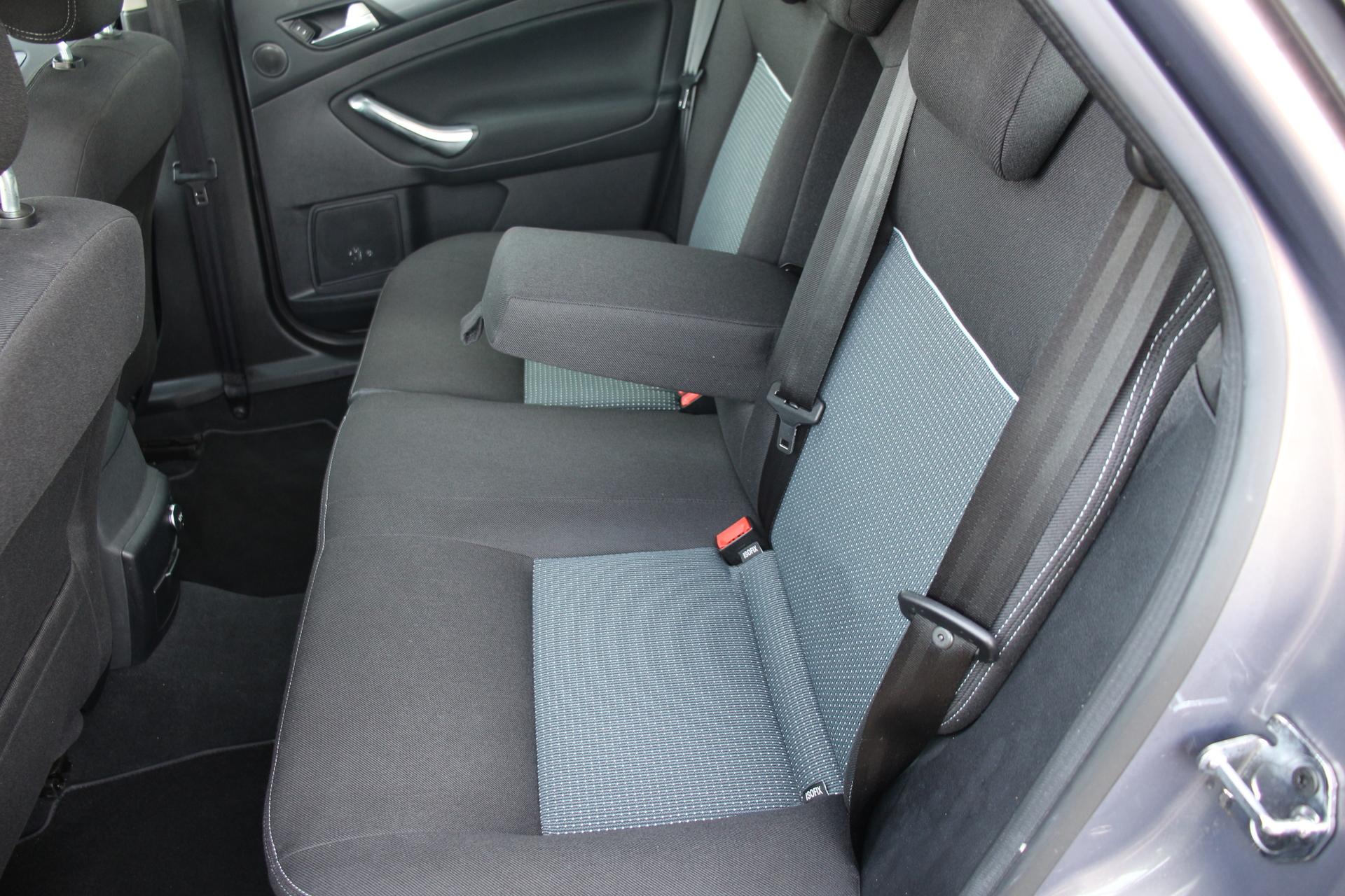 Fußmatten vorne + hinten Teppich Ford Focus MK2