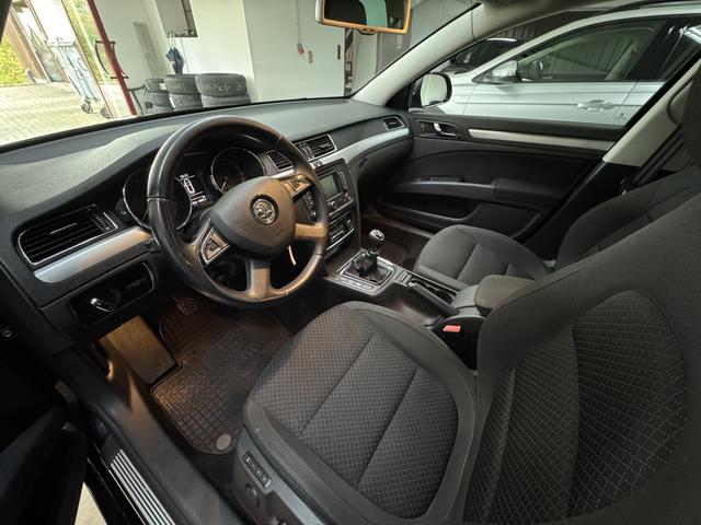 Skoda Superb Combi 2.0 TDI (140PS) SCHIEBEDACH/ALU/NAVI 