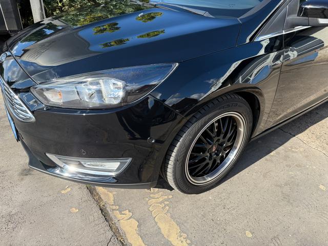 Ford Focus Turnier 2.0 TDCi Autom. "Titanium" Navi-Sitz-/Lenkrad-Frontscheibenhzg.-Park Assistent-GRA-MFA-Klima-ZV/FFB 