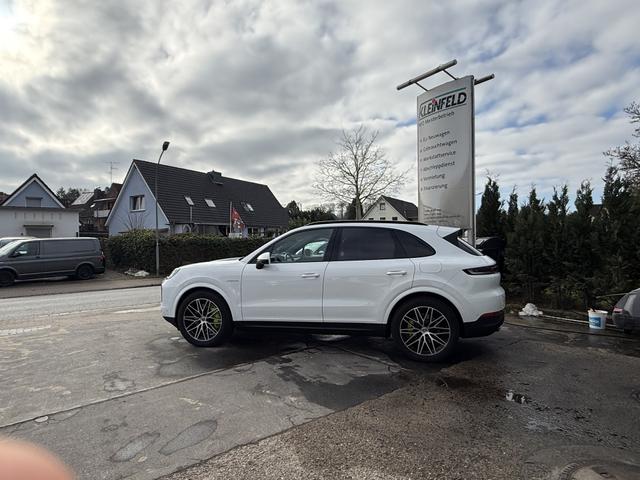Porsche Cayenne S E-Hybrid Pano/AHK/Sport Chrono/HUD/InnoDrive/BOSE/Soft Close/21" LM/Surround View 