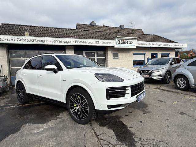 Porsche Cayenne S E-Hybrid Pano/AHK/Sport Chrono/HUD/InnoDrive/BOSE/Soft Close/21" LM/Surround View 