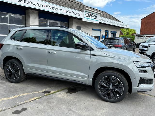 Skoda Karoq 1.5 TSI DSG "Sportline" LED-Pano-AHK-KESSY-Navi-ViCo-Smart Link-PDC-Rcam-360&deg;-Sitz-/Lenkradhzg.-GRA-ACC-18"LM 