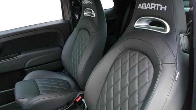 Abarth 595 Turismo Sportsitze vorne Fahrersitz höhenverstellbar Abarth Logo