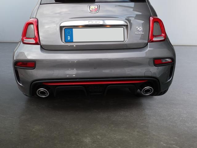 Abarth 595 Turismo Heckansicht Abarth Emblem Extra getrönte Scheiben hinten Sportauspuffanlage