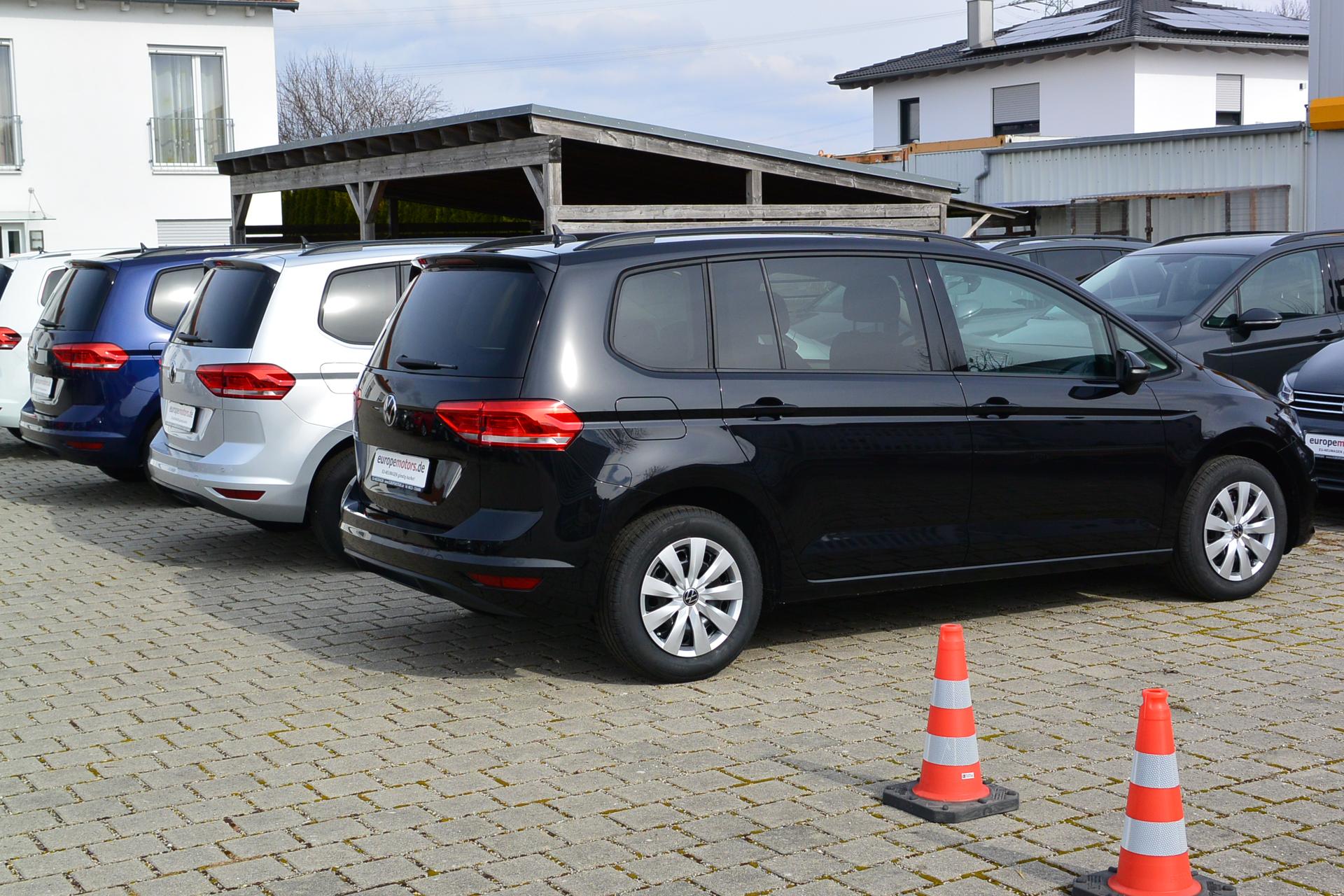VW Touran Comfortline in Schwarz 2T2T Deep Black Perleffekt Reimport EU Neuwagen Tageszulassung in Neufinsing bei München