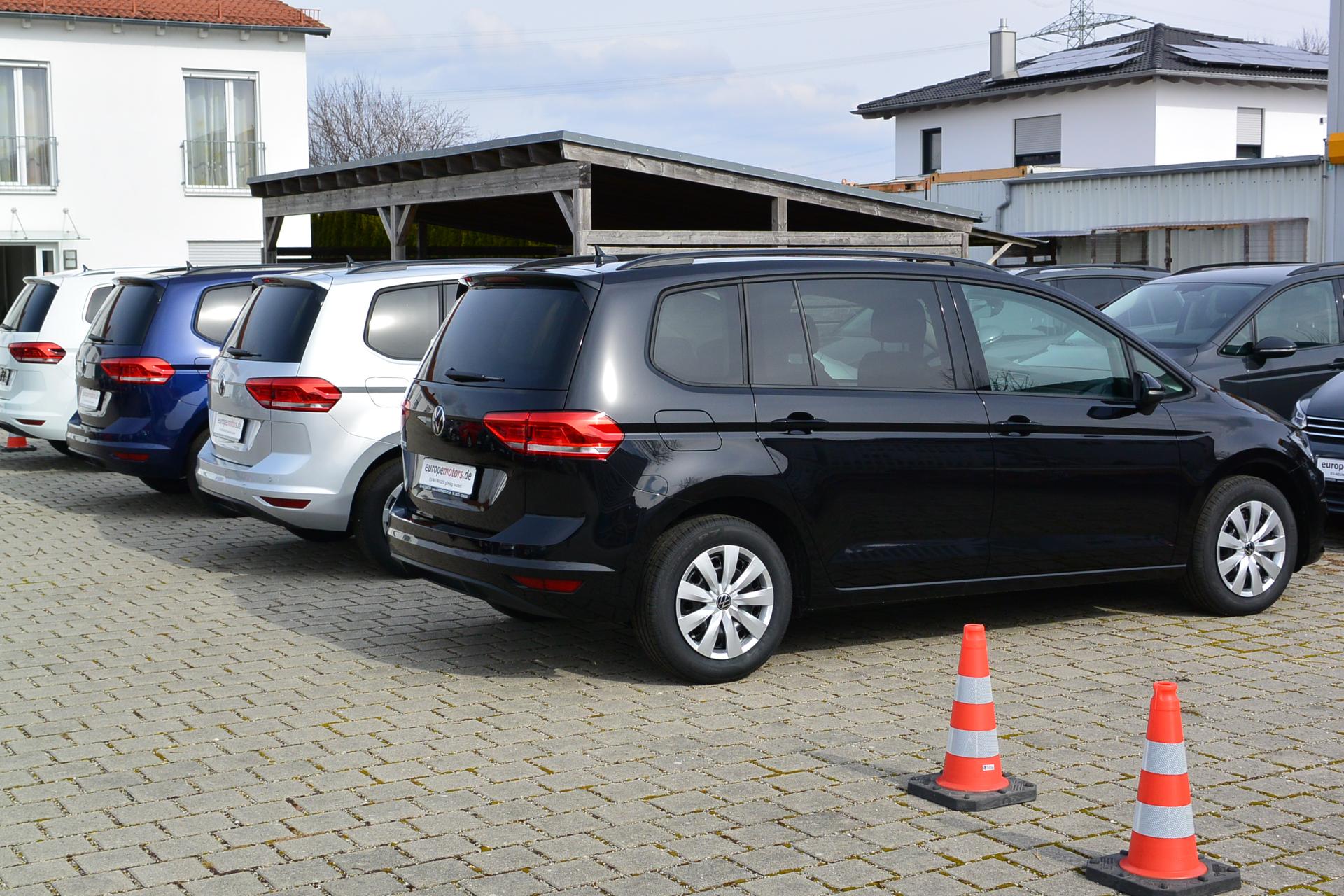 VW Touran Comfortline in Schwarz 2T2T Deep Black Perleffekt Reimport EU Neuwagen Tageszulassung in Neufinsing bei München
