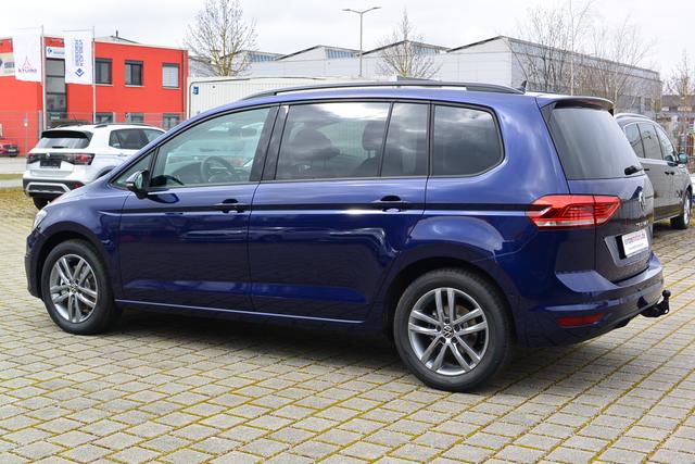 Volkswagen Touran - Edition PLUS 1.5 TSI 7-Sitzer AHK SCHNELL VERFÜGBAR - IQ.LIGHT-LED el.Heckklappe EasyOpen Keyless 17''Alu ACC Rückfahrkamera Parksensoren Air Care Climatronic Radio Ready 2 Discover DAB+ Bluetooth Winterpaket Sitzheizung App-Connect Anhängevorrichtung anklappbar