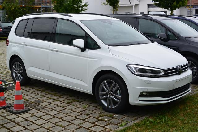 Volkswagen Touran - Edition PLUS 1.5 TSI 110 kW SOFORT VERFÜGBAR IQ.LIGHT-LED el.Heckklappe EasyOpen Keyless 17''Alu ACC Rückfahrkamera Parksensoren Air Care Climatronic Radio Ready 2 Discover DAB+ Bluetooth Winterpaket Sitzheizung App-Connect AHK Anhängevorrichtung anklappbar 5-Sitze