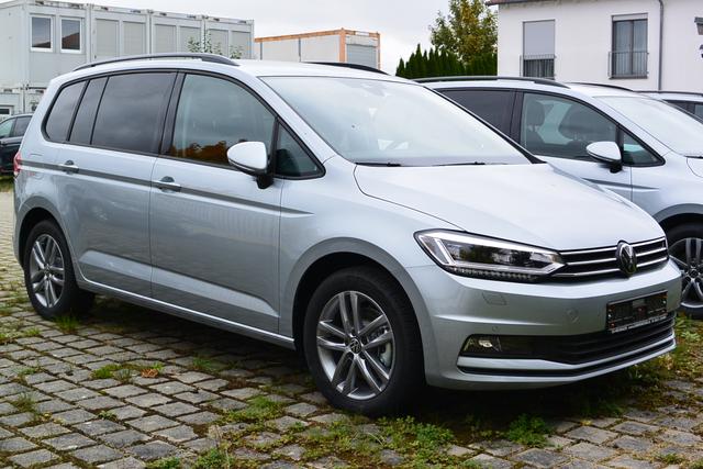 Volkswagen Touran - Edition PLUS 1.5 TSI 110 kW SOFORT VERFÜGBAR IQ.LIGHT-LED el.Heckklappe EasyOpen Keyless 17''Alu ACC Rückfahrkamera Parksensoren Air Care Climatronic Radio Ready 2 Discover DAB+ Bluetooth Winterpaket Sitzheizung 5-Sitzer STARK REDUZIERT