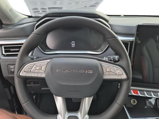 DFM / DFM Forthing 3 / Schwarz / / / 