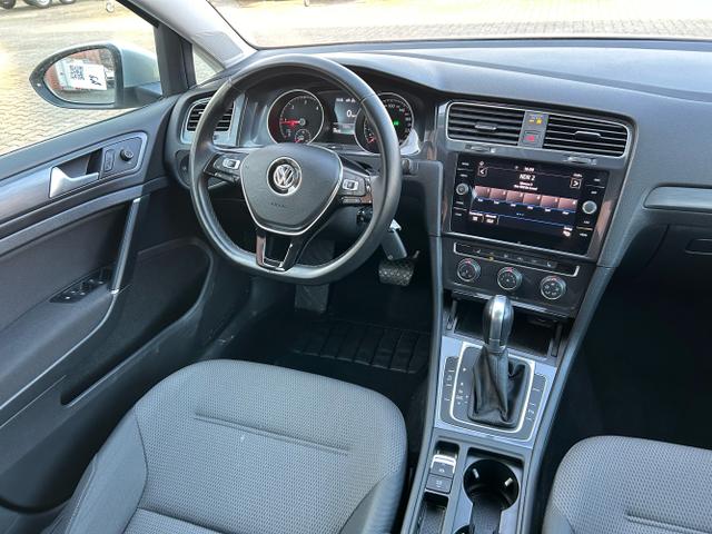 Volkswagen / Golf Variant / Silber / / / 1.6 TDI DSG / AHK Navi